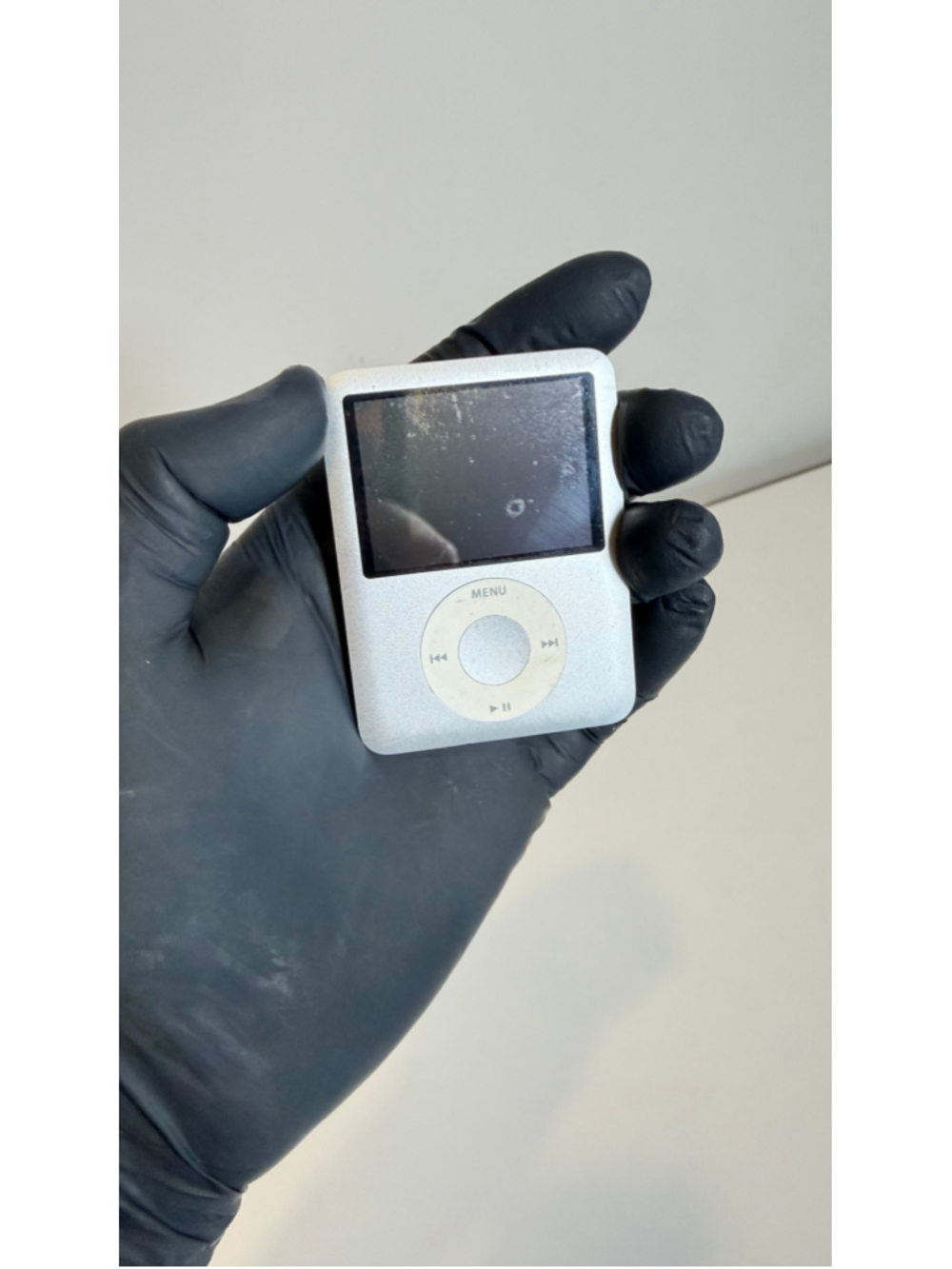 UNTESTED Apple iPod Nano 3rd Generation Silver 4GB A1236 For Parts As-Is